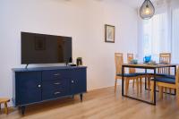 Televízia a/alebo spoločenská miestnosť v ubytovaní Bacci Central 2-Bedroom Apartment by Litto