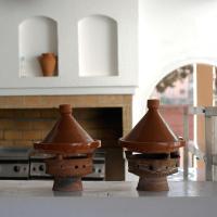 Dos bocas de incendio sobre un mostrador en una cocina en Targafit Hotel & Hammam, en Marrakech