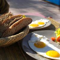 dos platos de huevos y pan en una mesa en Targafit Hotel & Hammam, en Marrakech