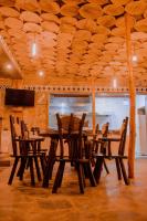 AkageraAkagera Transit Lodge的配有木桌椅的餐厅