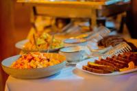 AkageraAkagera Transit Lodge的桌子上摆满了食物