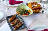 Una mesa con dos platos de comida y un tazón de comida. en TURUNÇ DREAM HOTEL, en Muğla