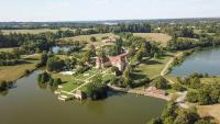 MassignacにあるDomaine des Etangs, Auberge Collectionの湖の中の島の空中