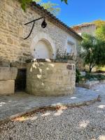 Gallery image of MAS MILLÉSIME - Chambre double - petit déjeuner - piscine - Mas du XVIIIème siècle proche Saint-Rémy-de-Provence in Mas blanc des Alpilles