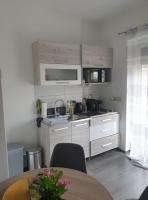 Kuchyňa alebo kuchynka v ubytovaní Juventus Apartman