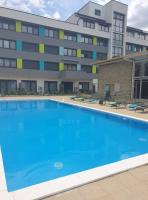 Bazén v ubytovaní Juventus Apartman alebo v jeho blízkosti
