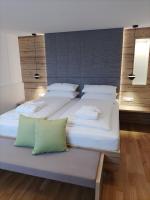A bed or beds in a room at Der Almblick