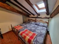 Łóżko lub łóżka w pokoju w obiekcie C08A01 Ático con encanto Colindres