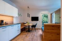 A kitchen or kitchenette at Luisl Hof - Apartment Pomum