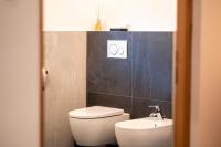 A bathroom at Luisl Hof - Apartment Pomum