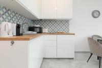 Kuchyňa alebo kuchynka v ubytovaní Lake House Sosnowy Las Mielno by Noclegi Renters