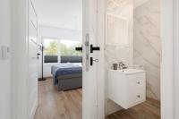 Posteľ alebo postele v izbe v ubytovaní Lake House Sosnowy Las Mielno by Noclegi Renters