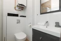 Kúpeľňa v ubytovaní Lake House Sosnowy Las Mielno by Noclegi Renters