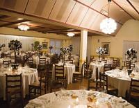 een feestzaal met tafels en stoelen met witte tafelkleden bij Ca' delle Rose in Castelfranco Veneto