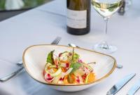 Un plato de comida en una mesa con una botella de vino. en Domaine des Dryades, en Pouligny-Notre-Dame