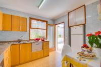 Kuchyňa alebo kuchynka v ubytovaní Ideal Property Mallorca - Villa Rosita 12A