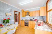 Kuchyňa alebo kuchynka v ubytovaní Ideal Property Mallorca - Villa Rosita 12A