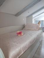 Posteľ alebo postele v izbe v ubytovaní Sunset View Apartment - Cozy Apartment with Stunning Panoramic View