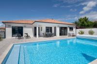 Bazén v ubytovaní Maison moderne avec piscine pour 6 alebo v jeho blízkosti