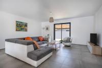Televízia a/alebo spoločenská miestnosť v ubytovaní Maison moderne avec piscine pour 6