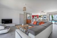 Posedenie v ubytovaní Maison moderne avec piscine pour 6