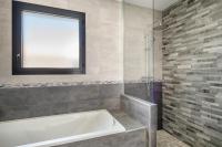 Kúpeľňa v ubytovaní Maison moderne avec piscine pour 6