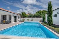 Bazén v ubytovaní Maison moderne avec piscine pour 6 alebo v jeho blízkosti
