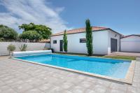 Bazén v ubytovaní Maison moderne avec piscine pour 6 alebo v jeho blízkosti