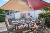 Patio alebo iná vonkajšia časť ubytovania Villa familiale pour 11 personnes à 300m de la mer