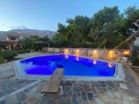 Bazén v ubytování Kineta luxury House nebo v jeho okolí