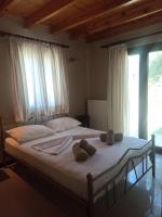 Postel nebo postele na pokoji v ubytování Theonymfi Luxury Villas