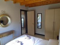 Postel nebo postele na pokoji v ubytování Theonymfi Luxury Villas