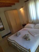 Postel nebo postele na pokoji v ubytování Theonymfi Luxury Villas