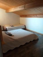 two beds in a room with wooden ceilings at VENEZ SEJOURNER A GRUISSAN ....PLAGE DES CHALETS in Gruissan