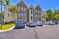 eine Gruppe von Autos, die auf einem Parkplatz vor einem Gebäude geparkt sind in der Unterkunft Less Than 2 Mi to Beach Savannah Shores Resort Condo! in Myrtle Beach
