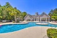 Der Swimmingpool an oder in der Nähe von Less Than 2 Mi to Beach Savannah Shores Resort Condo!