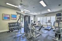 Das Fitnesscenter und&#47;oder die Fitnesseinrichtungen in der Unterkunft Less Than 2 Mi to Beach Savannah Shores Resort Condo!