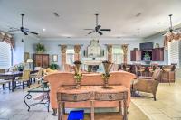 Ein Sitzbereich in der Unterkunft Less Than 2 Mi to Beach Savannah Shores Resort Condo!