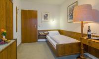 Postel nebo postele na pokoji v ubytování Hotel Schloessmann Garni