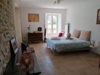 Telewizja i/lub zestaw kina domowego w obiekcie BLANCHARD Alain au 8 Bd du temple