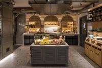 een grote keuken met een aanrecht met eten erin bij Stayso The House Hotel in Istanbul