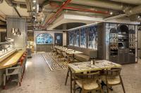 een restaurant met tafels en stoelen in een kamer bij Stayso The House Hotel in Istanbul