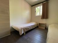 Łóżko lub łóżka w pokoju w obiekcie Les Chalets de Labeaume