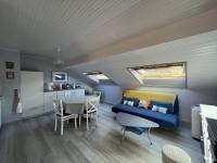 Część wypoczynkowa w obiekcie Appartement Rénové proche Plage avec Parking & Wifi - FR-1-485-136