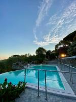 Bazén v ubytovaní Agriturismo La Sorgente di Rossi Valentino alebo v jeho blízkosti