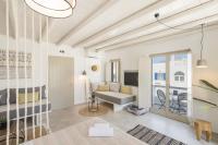 Televízia a/alebo spoločenská miestnosť v ubytovaní Nevma Naousa Boutique Apartment
