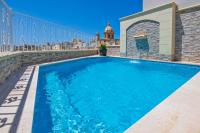 una piscina en la azotea de un edificio en Ta&#39; Dun Martin and taz-Zija Bed and Breakfast, en Nadur