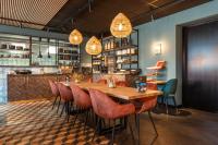 um restaurante com uma mesa e cadeiras de madeira em Hotel-Appartementen Klaver Vier em Wagenborgen