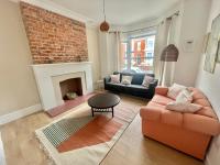 Una sala de estar con un sofá y una chimenea. en Beautiful Family Home in the Heart of Swansea, en Swansea