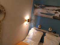 Łóżko lub łóżka w pokoju w obiekcie Appartement rénové 3 pièces · Balcon · Wifi gratuit · Parking inclus · Proche commerces & Transarc - FR-1-346-305